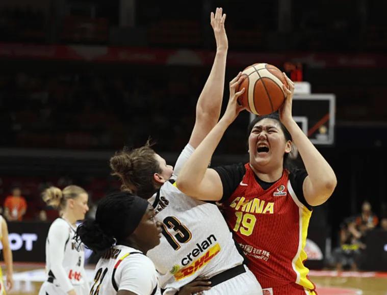 九游娱乐网站-女篮惨败比利时！仅靠张子宇，后场+2内线没法看，进攻战术匮乏